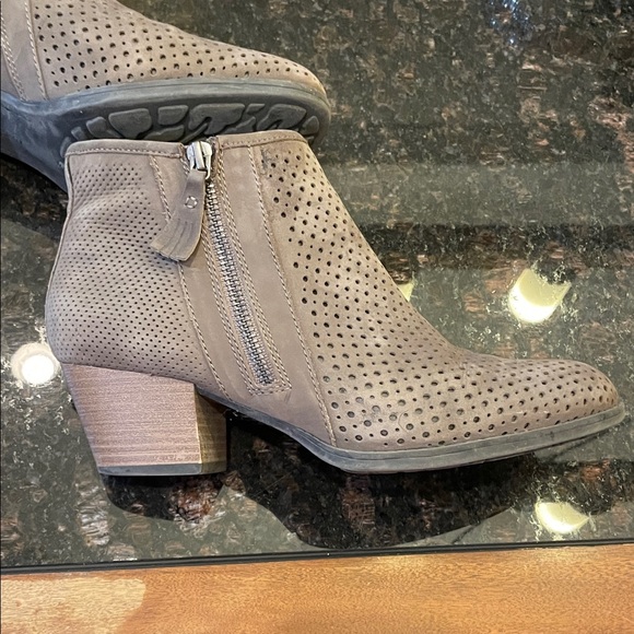 Earth perforated Suede Taupe Booties size 9 - Picture 6 of 7